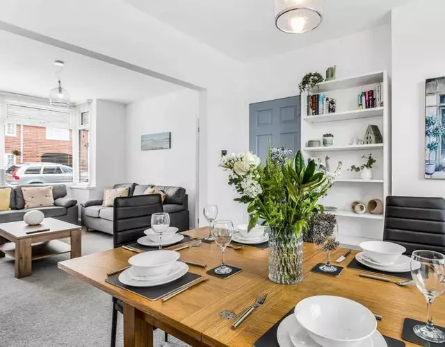 Relaxing 3 Bedroom Stay with Private TVs Near Ashby