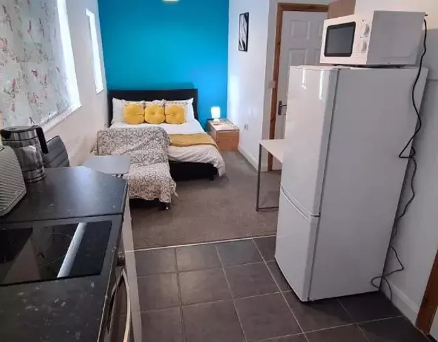 Sheridan House - Self contain flats Long or Short Stay Special Rate Available