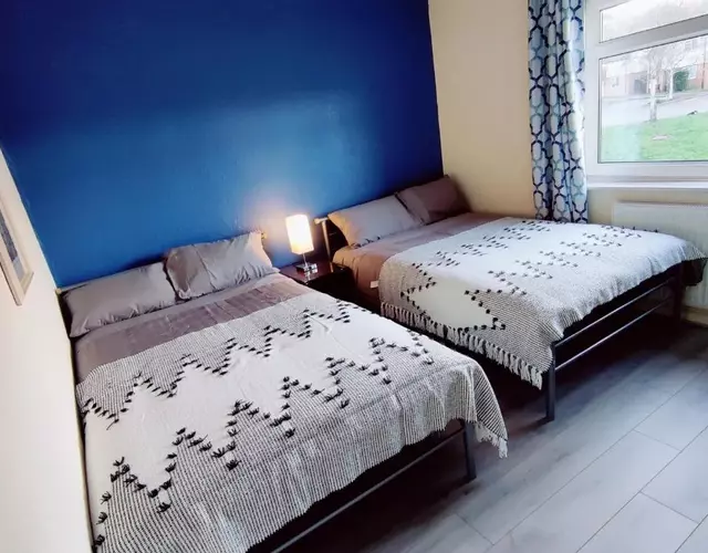 Sherlock's house -Entire house 4 spacious bedroom 9 beds Private free parking & WiFi TV Contractor Family & pets welcome