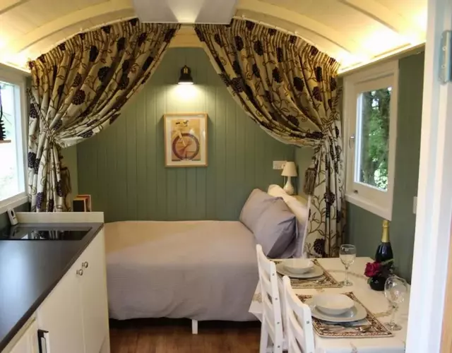 The Kestrel Shepherd Hut, Whitehouse Farm