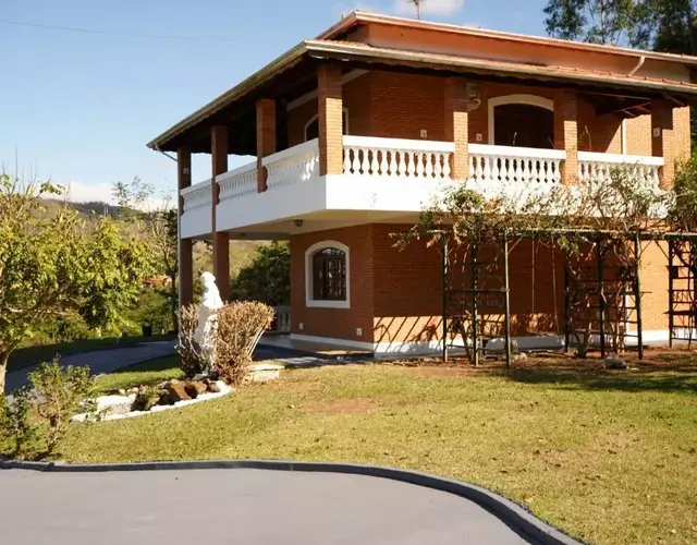 Casa de Fazenda Histórica, Mergulhada na Natureza, com Vista Panorâmica Deslumbrante e Grande Varanda a 2 km do Centro