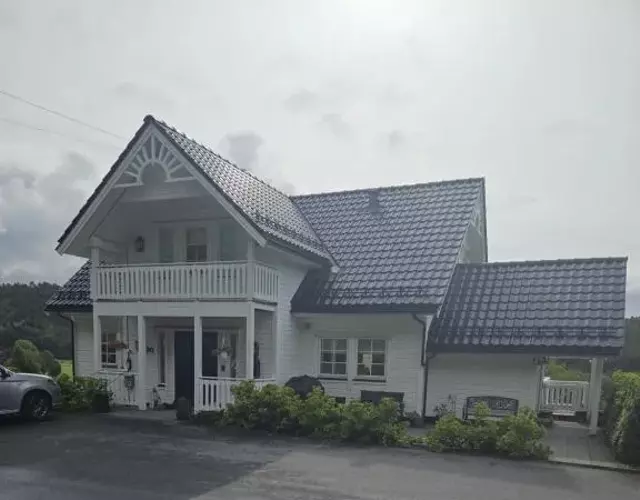 Gårdsidyll i flotte omgivelser