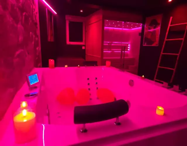 La Cachette Secrete - Love Room à Caen en Normandie avec Balnéo et Sauna Privatif