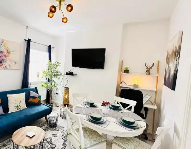 4 Bed Modern Home Close to City Center with Free on Street Parking Work Desk and Fast Internet