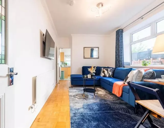 InspoHome Spacious 4-Bedroom House with Parking and Garden