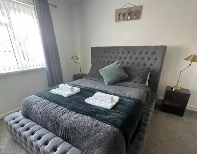 The Coral Suite - 2 Bedroom Apartment with 5G Wi-Fi in Lakeside, Cardiff minutes from Roath Park Lake