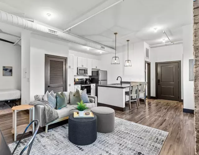 Riverfront Studio - Walk to Arch, Casino and Conventions in Minutes