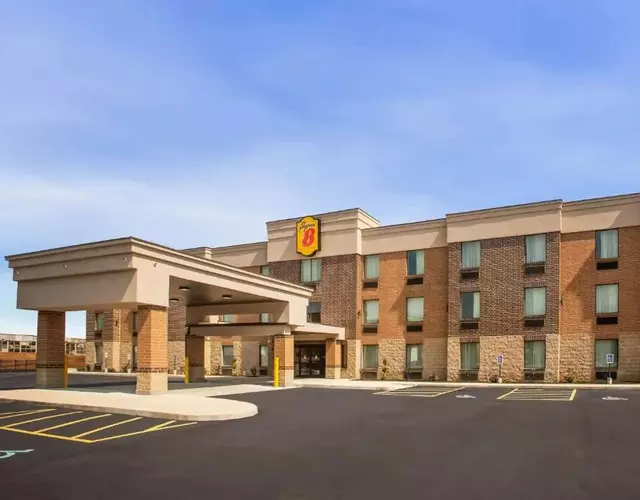 Super 8 by Wyndham St. Louis North