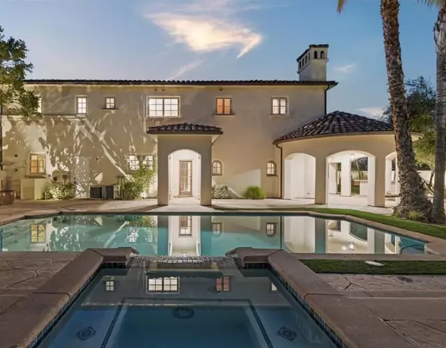 5800 sq ft Gorgeous Tarzana 7 bedroom 9 bathroom home with pool and hot tub