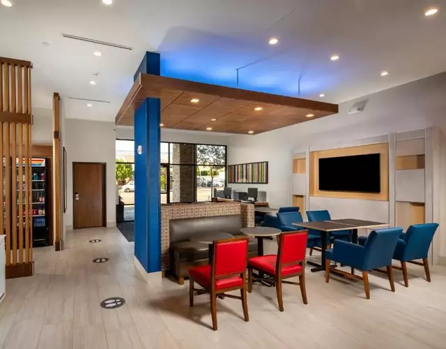 Holiday Inn Express & Suites Chatsworth by IHG