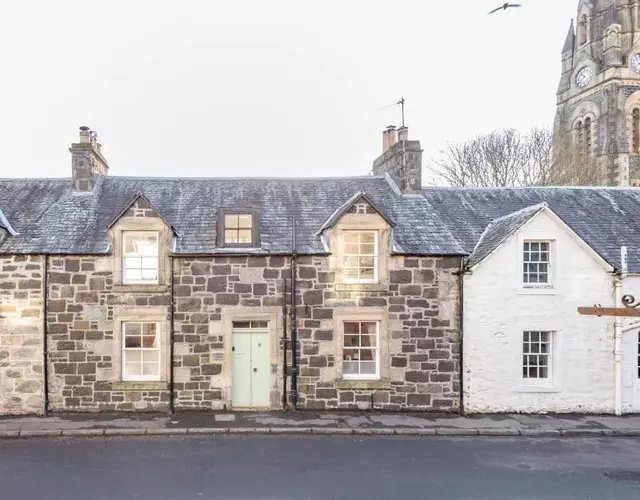 Charming Cardoon Cottage in beautiful village