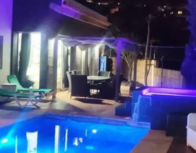 LUXURY VILLA SEA VIEWS HEATED POOL private jacuzzi wifi bbq parking tennis court