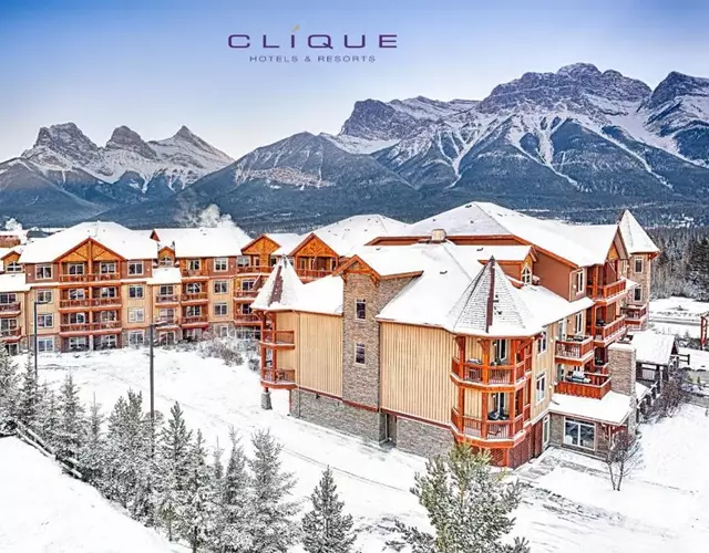 Falcon Crest Lodge by CLIQUE