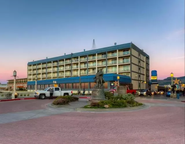 Promenade Inn & Suites Oceanfront