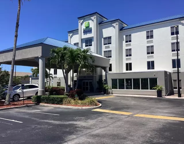 Holiday Inn Express Hotel & Suites Cocoa Beach by IHG