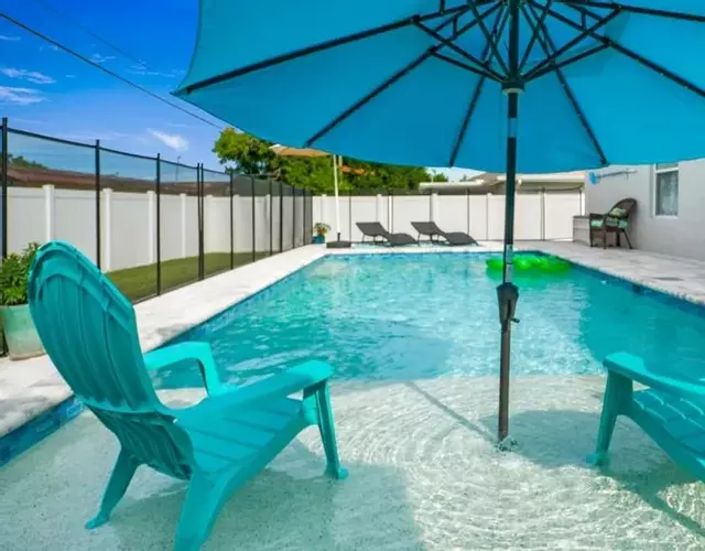 5 Star, Twin Home, Heated Pool Located D-town Cape