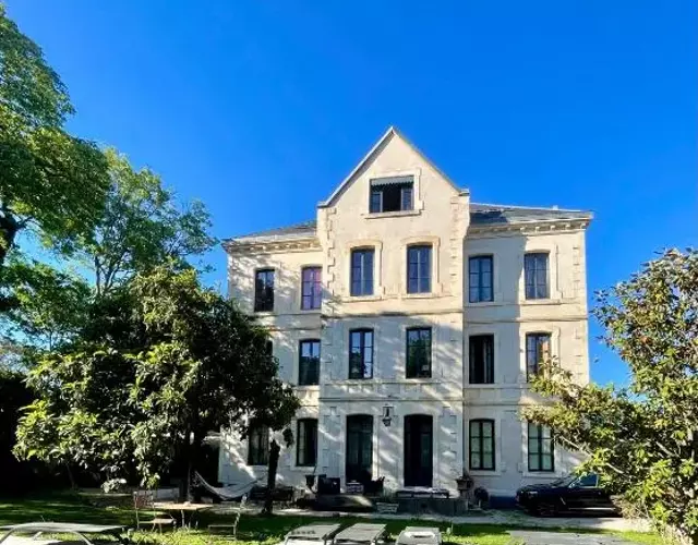 Demeure Saint Louis Historic manor, City 700m, parking,A C,Clim,WIFI, heated pool, city view