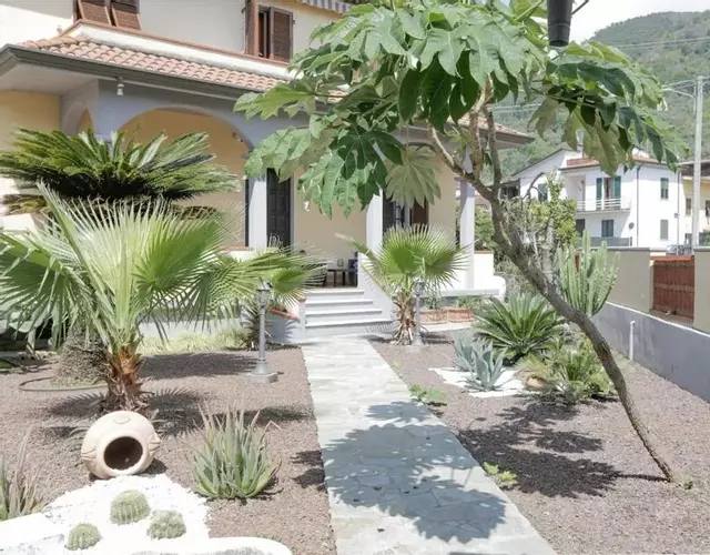 Spazioso appartamento con Giardino a Parcheggio Gratuito