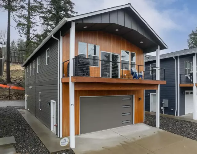 Columbia Gorge Getaway - Walk to River & Trails