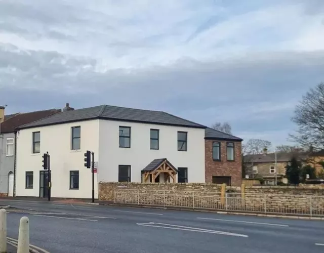 4 double bedroom house with private ample parking