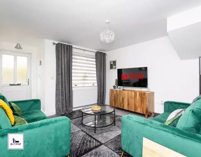 Greenwood by Alt-Stay - 4 Bed Contractor and Relocation Accommodation Wakefield with Master Ensuite, TVs in Bedrooms, Parking, Garden, Open Plan Kitchen Diner and Wi Fi - Long Stay ready with Weekly and Monthly Rates