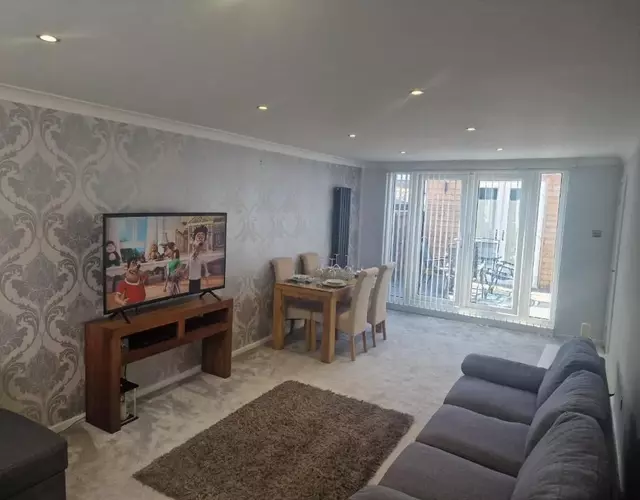 Stylish & Modern 2 Bed House With Free Parking Leeds