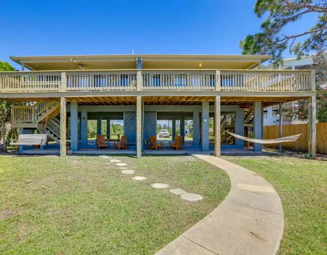 Waterfront Cedar Key Duplex Home Grill and Dock!