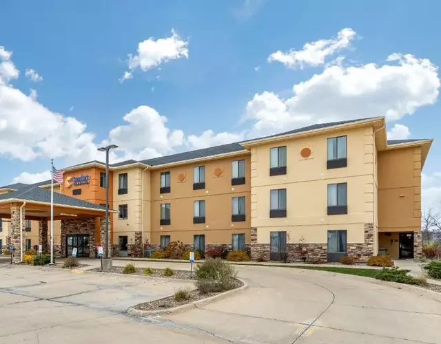 Comfort Inn & Suites Cedar Rapids North - Collins Road