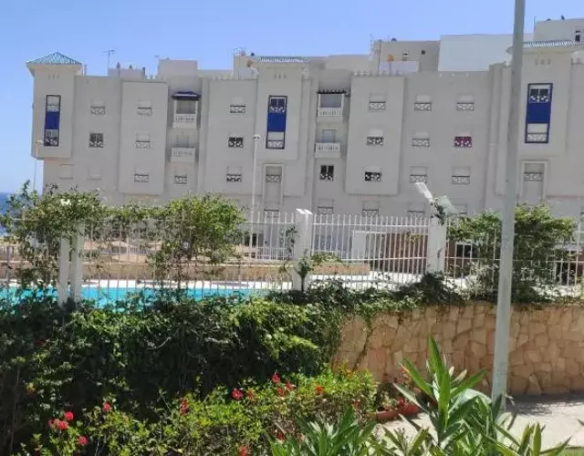 Résidence fermée avec piscine, en face de Ceuta