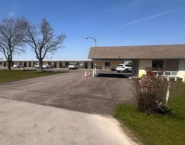 Colonial Motel