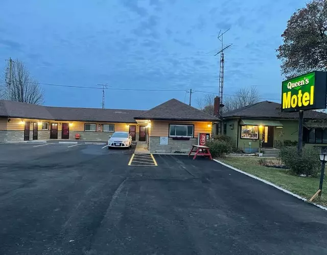 QUEEN'S MOTEL