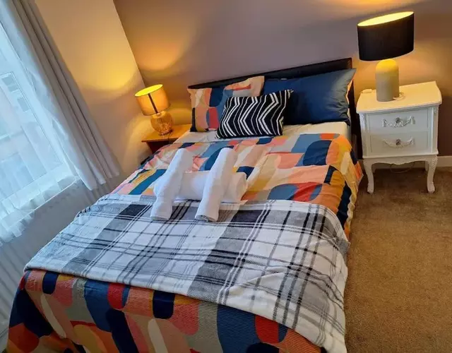 Fantastic 3-bed with free parking & Wi-Fi Located in Chatham Kent