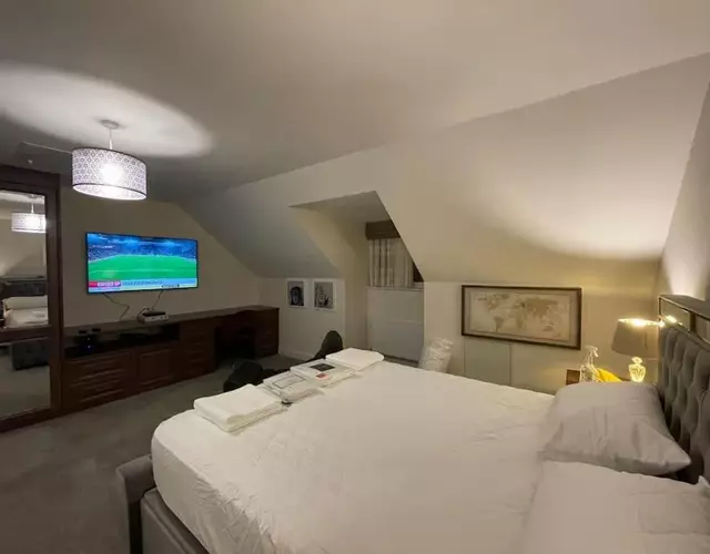 MODERN 4 BEDROOM HOUSE WITH GARDEN & PARKING