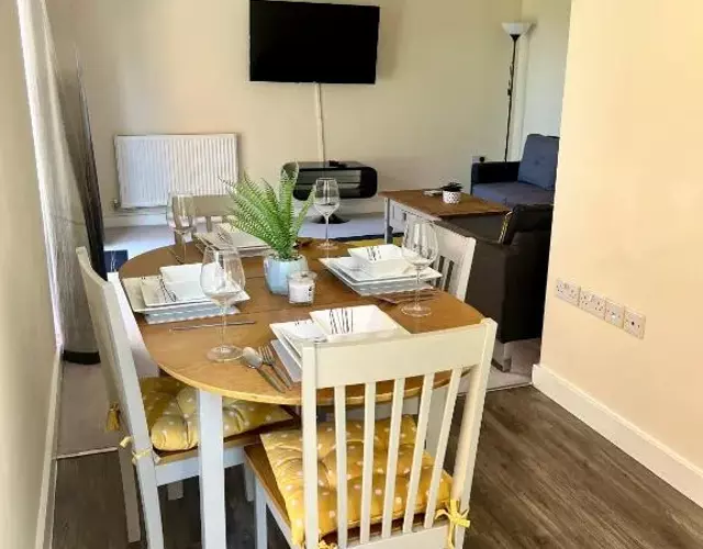 Spacious 2-bedroom house with free parking