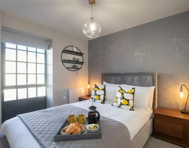 Elliot Oliver - Modern 2 Bedroom Town Centre Apartment