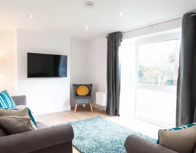 The Spitfire - Renovated 3-bed house in Cheltenham, SLEEPS 8