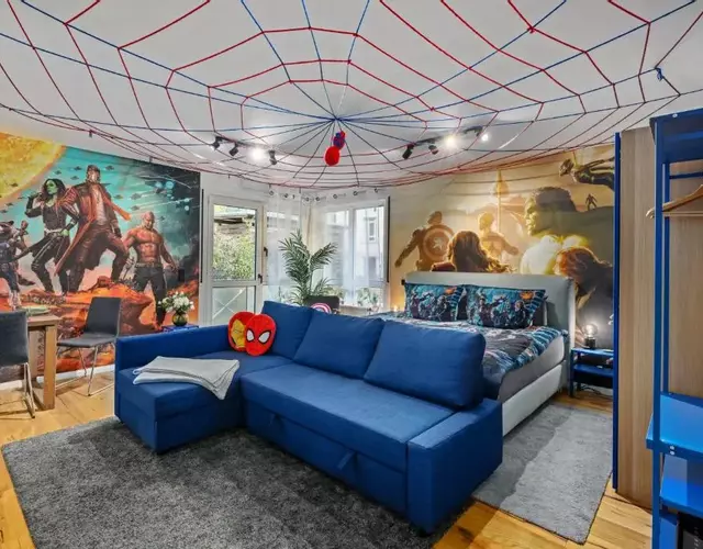 EDLER WOHNRAUM Disney Marvel Studio mit Balkon, Boxspringbett, Kaffeevollautomat, Lift & Parkplatz