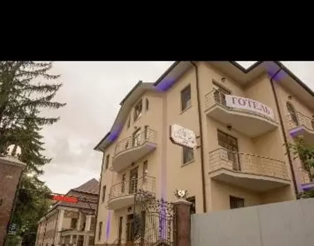 Готель Баронський Двір