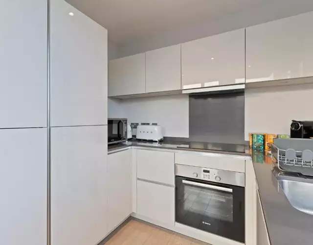Heathrow Retail Park Apartment Sleeps SEVEN Turbo WiFi