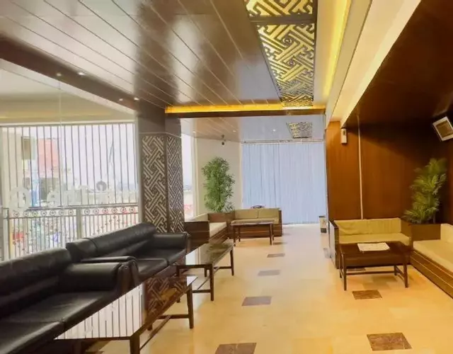 Royal Living Hotel & Suites