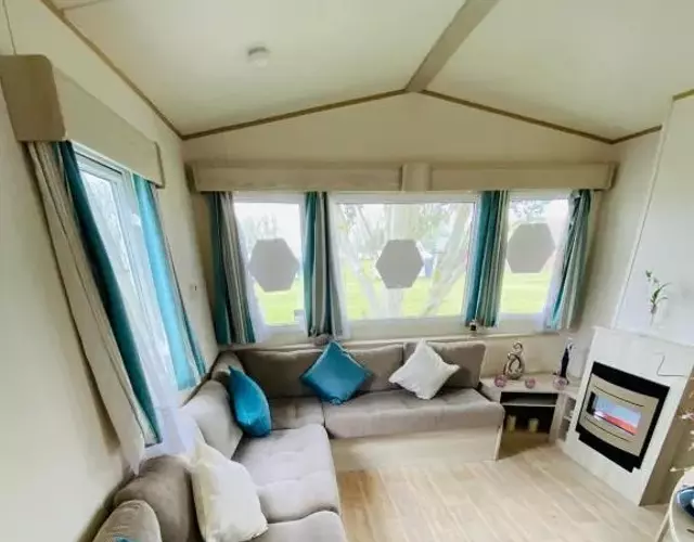 5 mins walk to beach. 3 bedroom caravan. Sleeps 8