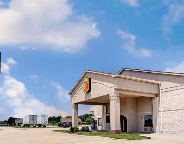 Super 8 by Wyndham Clarksville East