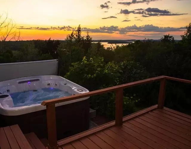 Cozy Sunset Cottage Overlooking Rice Lake