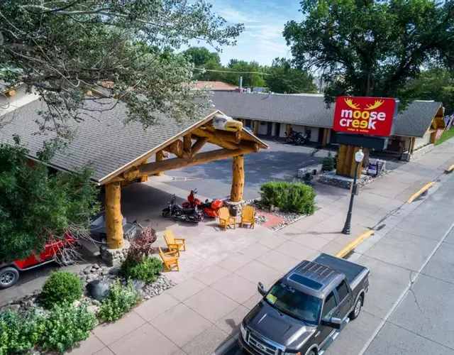 Moose Creek Lodge & Suites