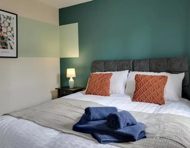 Two Bedroom Coach House - Free Allocated Parking for 2 vehicles - Central Colchester