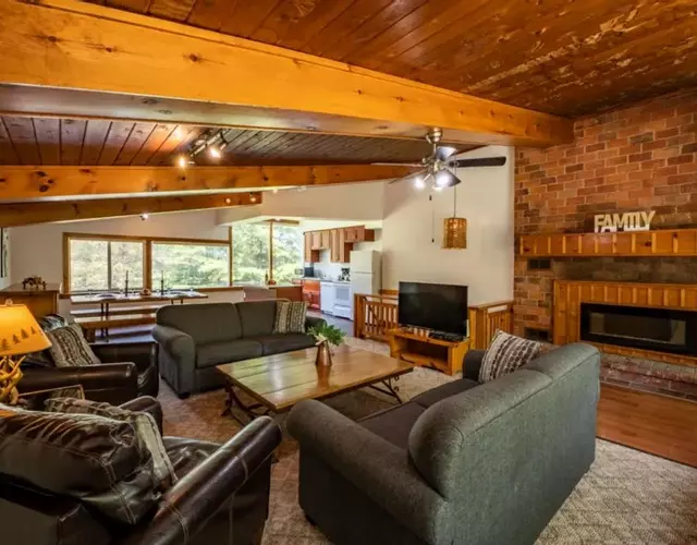 4 Bedroom Cottage near The Village, Private Beach Access, BBQ, Petfriendly