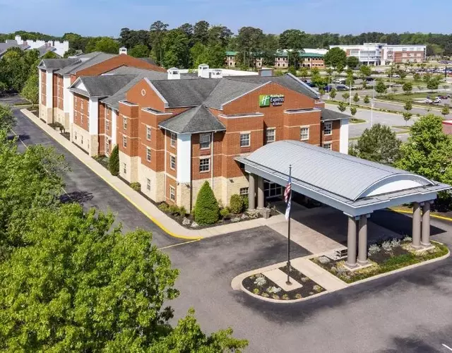 Holiday Inn Express & Suites Williamsburg by IHG