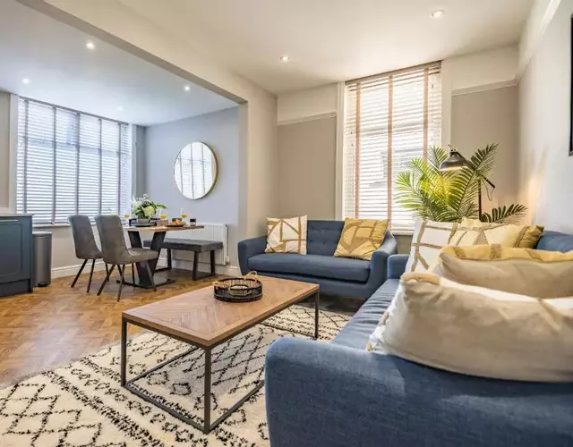 luxury 2 bed apartment, sea view, near the beach.