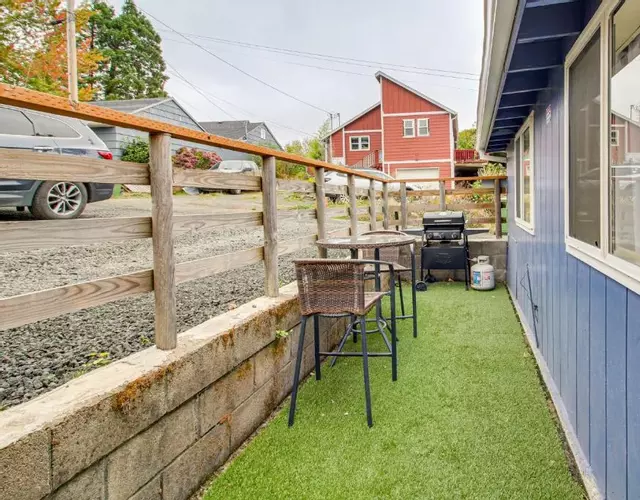 Walk to Mingus Park Quaint Escape with Private Yard