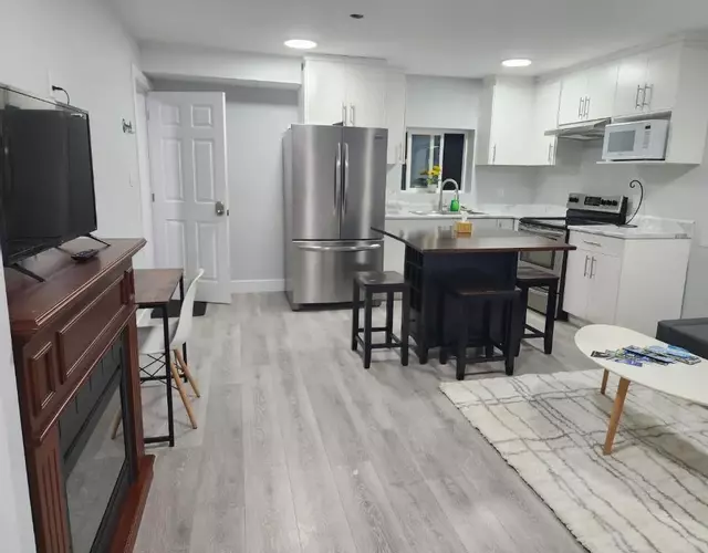 Blissfull Two Bedroom Suite Near surrey centre